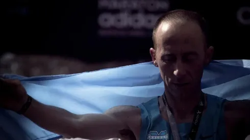 Mastromarino celbra su triunfo en el Maratón de Buenos Aires 2014
