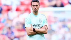 Scaloni y los dos jugadores que cortó por motivos deportivos.