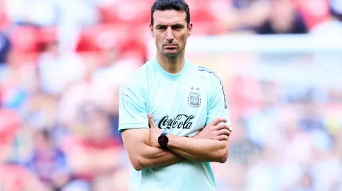 Scaloni y los dos jugadores que cortó por motivos deportivos.