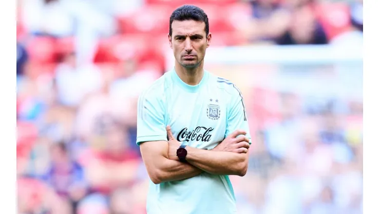 Scaloni y los dos jugadores que cortó por motivos deportivos.