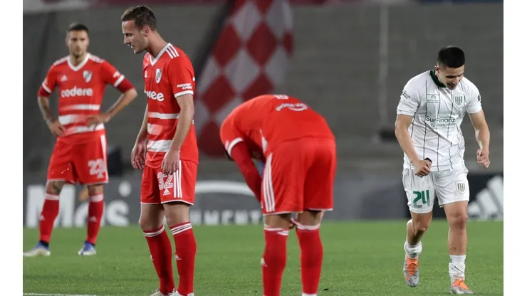 River sigue en picada: Banfield dio el golpe y ganó en el Monumental