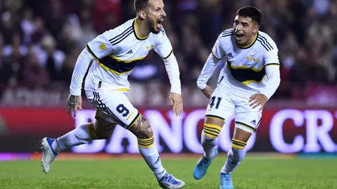 A Boca le costó, pero venció sobre la hora a Lanús y se trepó a la punta