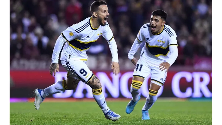 A Boca le costó, pero venció sobre la hora a Lanús y se trepó a la punta