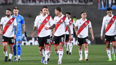 Susto en River por dos figuras pensando en el Superclásico