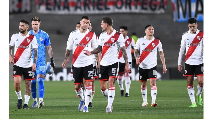 Susto en River por dos figuras pensando en el Superclásico