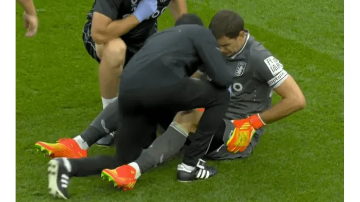 Dibu Martínez preocupó a todos en el partido ante el Manchester City.