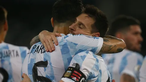 Le emotiva despedida entre Messi y Paredes en el PSG.