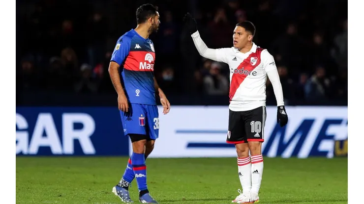 VIDEO | No se vio: el codazo de Juanfer Quintero a un alcanzapelotas de Tigre