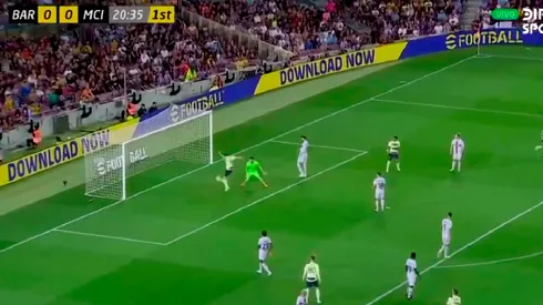 VIDEO | Por un insólito error, Julián Álvarez abrió el marcador en el Manchester City - Barcelona