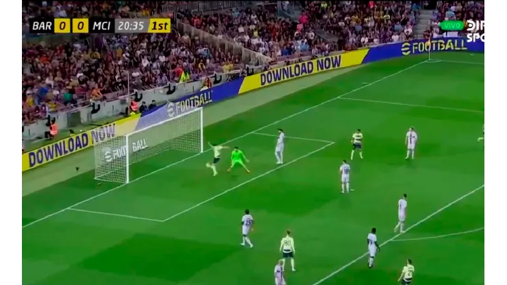 VIDEO | Por un insólito error, Julián Álvarez abrió el marcador en el Manchester City - Barcelona