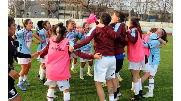 UAI Urquiza ganó un partido inolvidable y mantiene la distancia con Boca