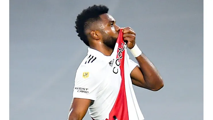 Borja reveló el motivo que lo llevó a besarse el escudo de River