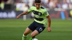 Julián Álvarez espera su primera titularidad en Premier League.