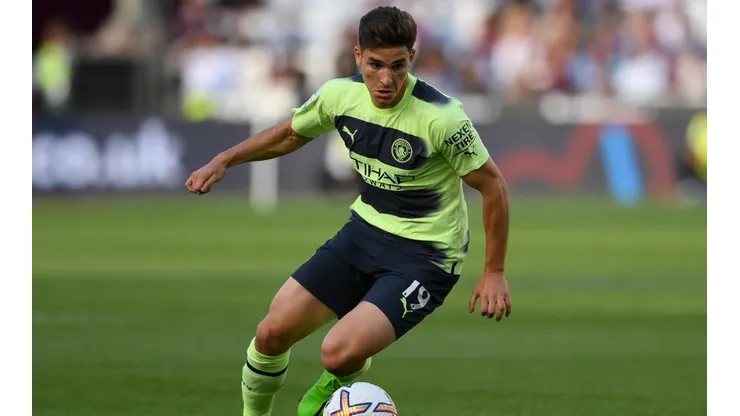 Julián Álvarez espera su primera titularidad en Premier League.