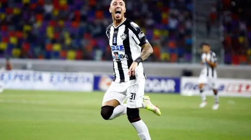 Renzo López, figura de Central Córdoba.