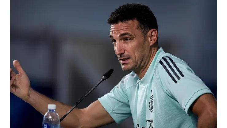 Scaloni y un mensaje para un jugador.