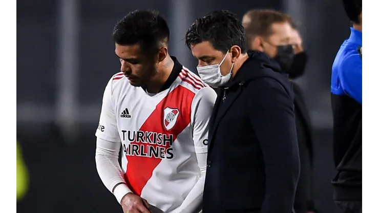 Gallardo mete mano en defensa.