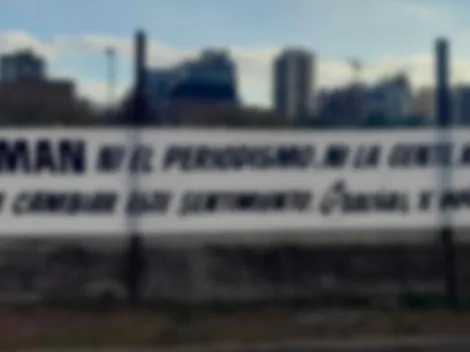 Apareció una bandera para Riquelme en la puerta de Casa Amarilla