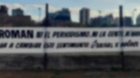 Apareció una bandera para Riquelme en la puerta de Casa Amarilla