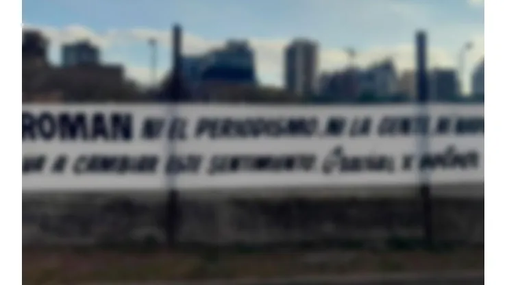 Apareció una bandera para Riquelme en la puerta de Casa Amarilla
