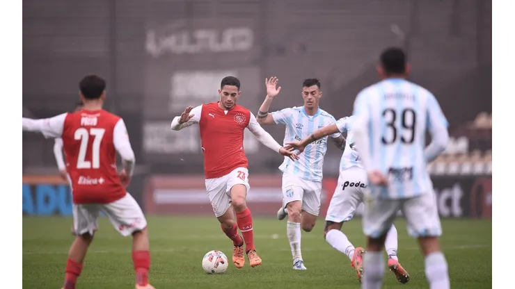 Un Atlético Tucumán en alza se aprovechó de la crisis de Independiente y le ganó en Vicente López