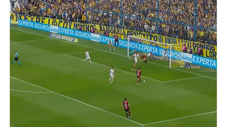 VIDEO | Nadie puede creer el gol que erró Pablo Pérez en el clásico rosarino