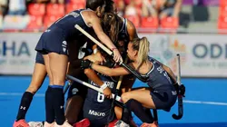 Como un puño cerraro, Las Leonas celebran el tanto de Granatto