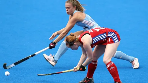 Victoria Sauze interceptando un pase de Sarah Jones en un duelo de Las Leonas ante Inglaterra.