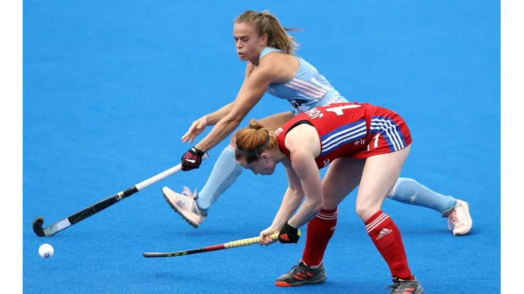 Victoria Sauze interceptando un pase de Sarah Jones en un duelo de Las Leonas ante Inglaterra.