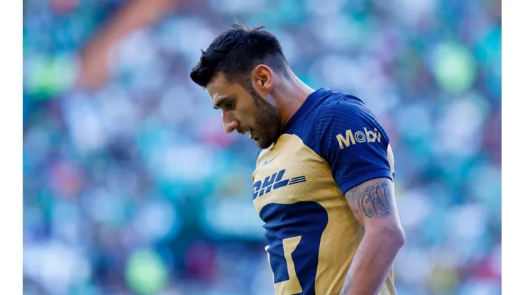 Salvio debutó con gol en Pumas y apoyó a Izquierdoz en medio del conflicto en Boca