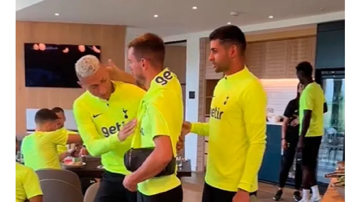 VIDEO | Cuti Romero se reencontró con Richarlison y esto pasó en Tottenham