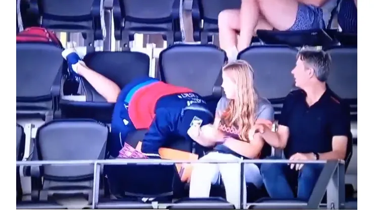 VIDEO | Cachito Vigil rodó por las tribunas en su debut en el Mundial de hockey