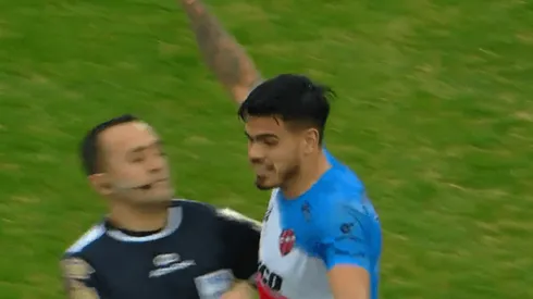 Insólito: Espinoza se chocó a un jugador de Patronato y lo terminó amonestando