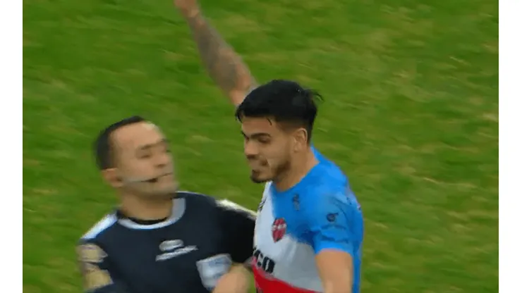 Insólito: Espinoza se chocó a un jugador de Patronato y lo terminó amonestando