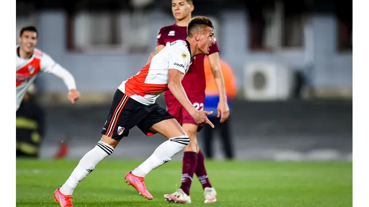 VIDEO | A puro toque y lujo, Braian Romero metió un golazo y River amplió el marcador ante Lanús