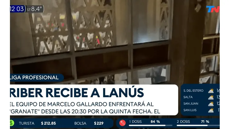 Los hinchas de Boca cargan a los de River por un zócalo de TN.