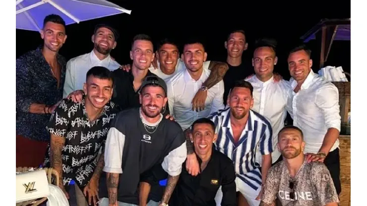 La foto de la Scaloneta festejando el cumpleaños de Messi ¡con un exSelección Argentina!