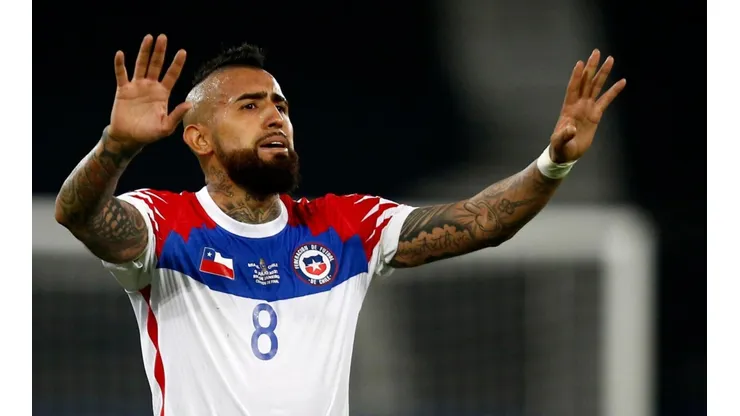 Arturo Vidal negocia para llegar a Boca.