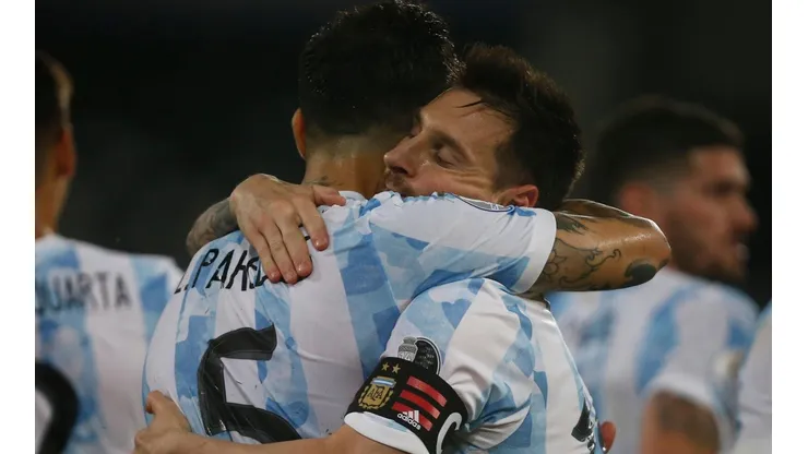 Messi y Paredes, hoy grandes amigos.