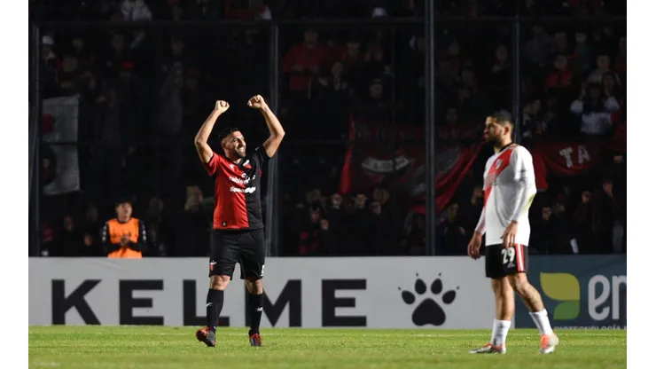 Con un gol de Wanchope repleto de polémica, Colón le ganó a River en Santa Fe
