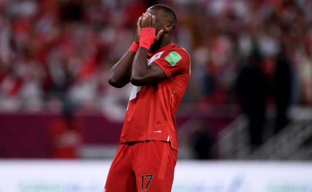 Luis Advíncula, ausente en Perú vs. Uruguay.