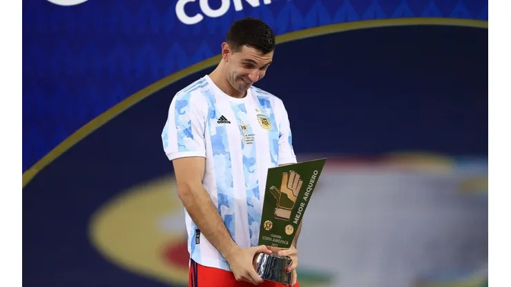 Dibu Martínez confesó el motivo de su festejo tras atajarle el penal a Yerry Mina.