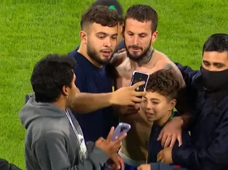 VIDEO | ¡Increíble! Hubo invasión de cancha en Santiago y así se fueron los jugadores de Boca