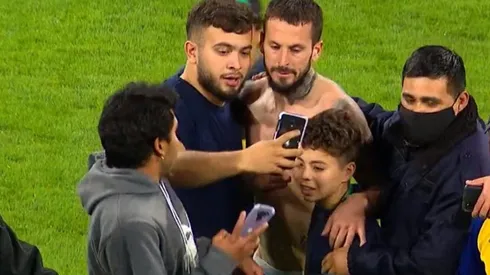 VIDEO | ¡Increíble! Hubo invasión de cancha en Santiago y así se fueron los jugadores de Boca