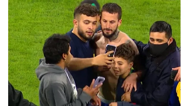 VIDEO | ¡Increíble! Hubo invasión de cancha en Santiago y así se fueron los jugadores de Boca