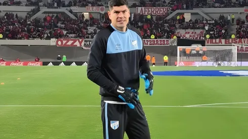 En su debut en El Decano, el boliviano mostró seguridad en El Monumental.