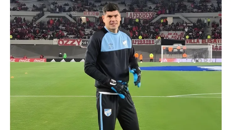 En su debut en El Decano, el boliviano mostró seguridad en El Monumental.