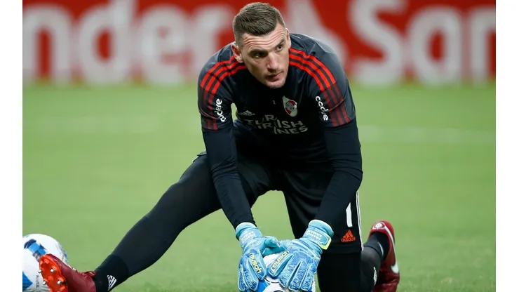 A Armani lo miran de la Premier League.