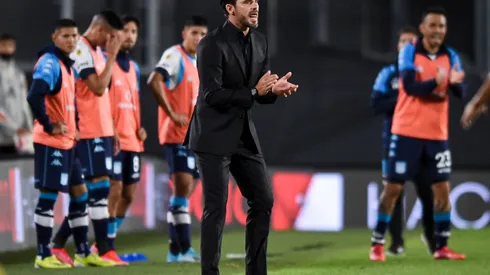 Emiliano Vecchio firmó su contrato con Racing.