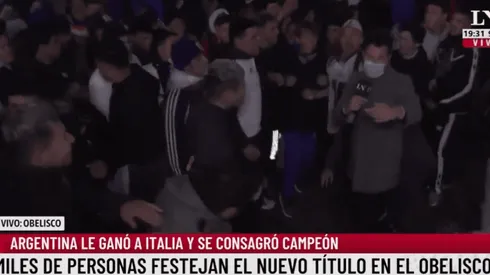 VIDEO | En pleno festejo por la Finalissima, le robaron el celular a un notero de La Nación +